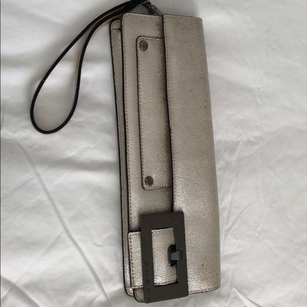 Guess clutch